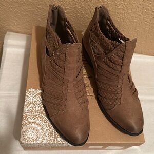 NWT Altar’d State Women's Brown Ankle Boots. 7.5. Beautifully Tailored Man Made